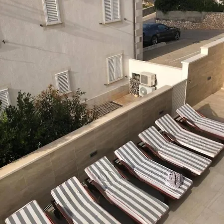 Royale With Shared Pool Apartment *