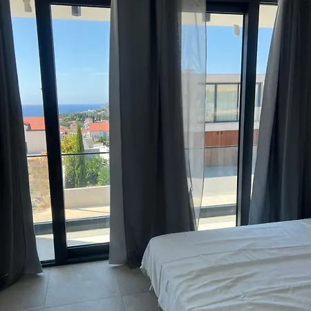 Royale With Shared Pool アパート *