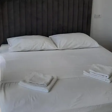 Royale With Shared Pool アパート *