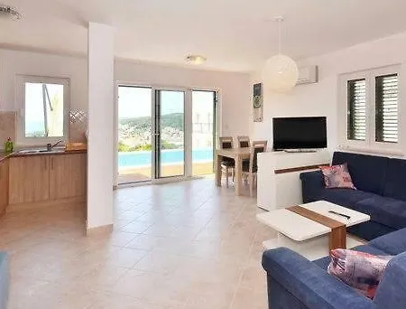 Royale With Shared Pool アパート フヴァル