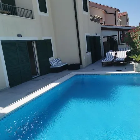 Royale With Shared Pool דירה *