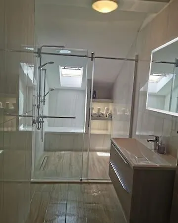 Royale With Shared Pool חוואר