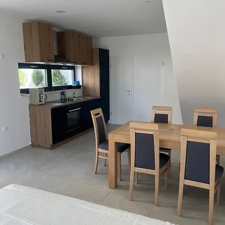 Royale With Shared Pool Apartment *
