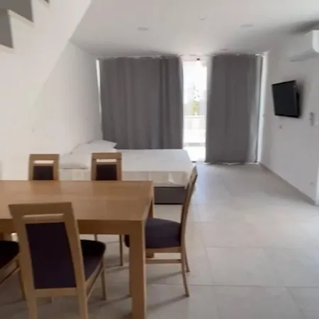 Royale With Shared Pool Apartment