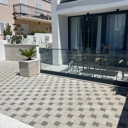 Royale With Shared Pool Apartment