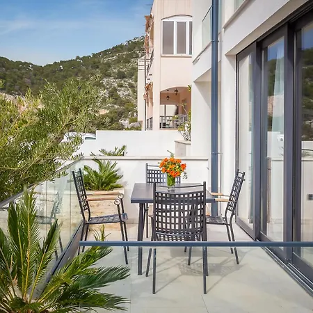 Royale With Shared Pool Apartment