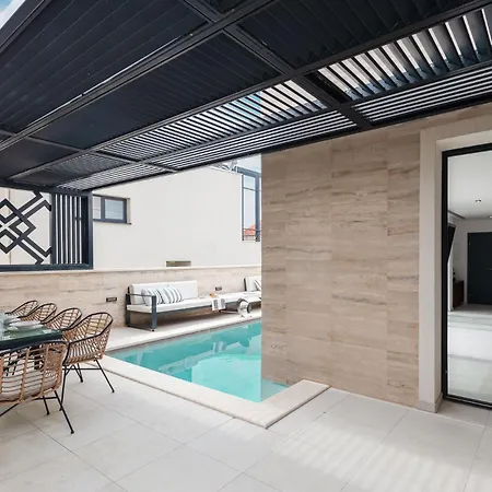 Royale With Shared Pool Apartment