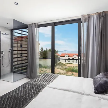 Royale With Shared Pool *