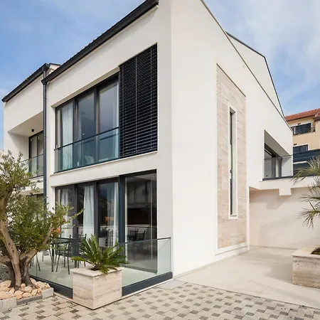 Royale With Shared Pool Apartment *