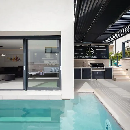 Apartment Royale With Shared Pool