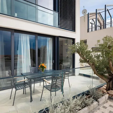 Royale With Shared Pool Apartment