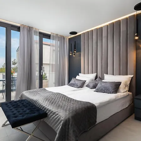 Royale With Shared Pool Apartment