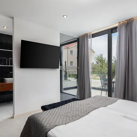 Apartment Royale With Shared Pool *