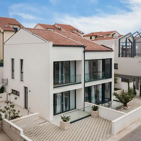 Apartment Royale With Shared Pool