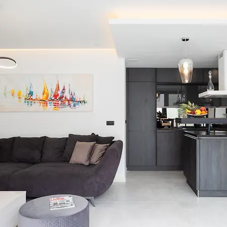 Royale With Shared Pool חוואר