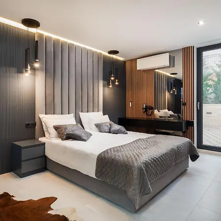 Royale With Shared Pool Apartment