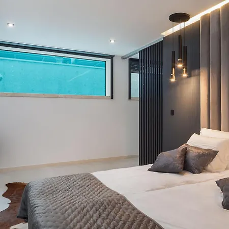 Royale With Shared Pool Apartment *