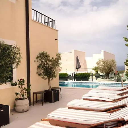 Royale With Shared Pool Apartment