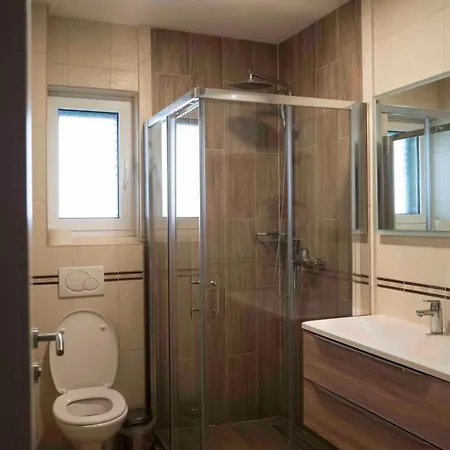 Royale With Shared Pool חוואר