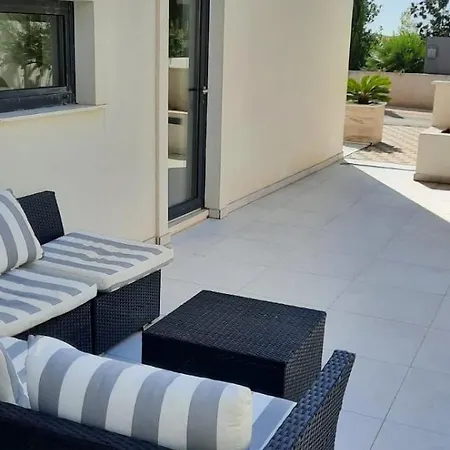 Royale With Shared Pool Apartment *