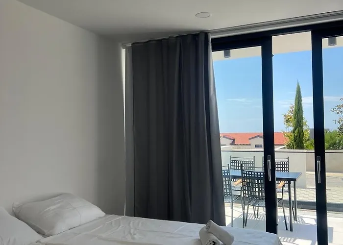 Royale With Shared Pool Apartment